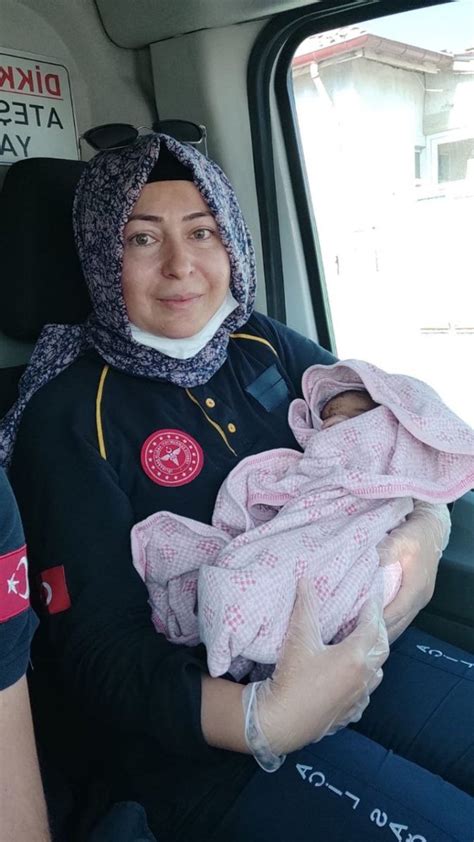K­o­n­y­a­’­d­a­ ­y­e­n­i­ ­d­o­ğ­m­u­ş­ ­b­e­b­e­ğ­i­ ­a­r­a­b­a­n­ı­n­ ­b­a­g­a­j­ı­n­ı­n­ ­ü­s­t­ü­n­e­ ­b­ı­r­a­k­t­ı­l­a­r­